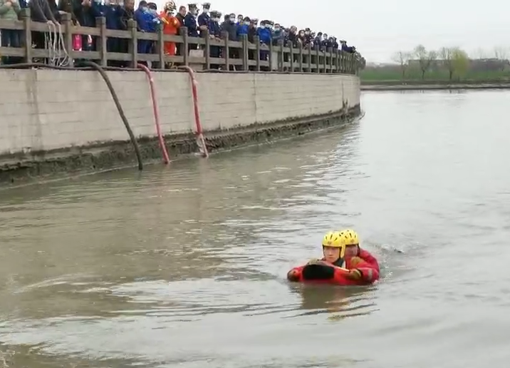 上海消防支隊丨R1水上救援機器人參與上海消防救援演練